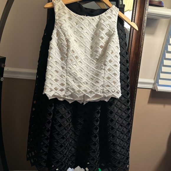 Elegant White Sleeveless Top - Picture 6 of 6